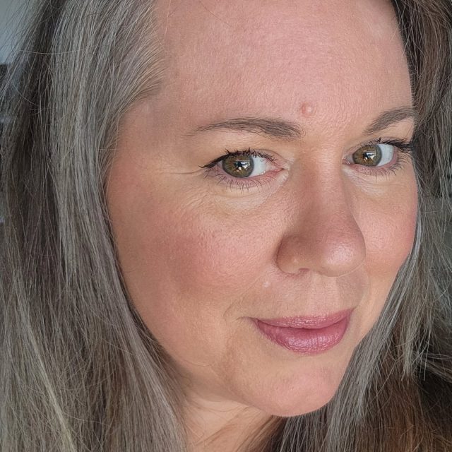 My 53 yr old acne-prone skin (NO FILTER)...wearing our loose mineral foundation powder, but in my favorite way. I mix it with our acne-safe Tinted SPF40+Primer! 

Hi! I'm Kelley Maddison and I'm the Founder/CEO and formulator of PRIIA minerale-derm: the original and best acne-safe cosmetics. 😊

I get my SPF, primer AND foundation done in one fast and easy step. I've got the coverage I want without it feeling heavy or looking cakey, plus I loooove the time this saves me when getting ready. 

The final step is locking in this look with our uber hydrating Setting Essence.
